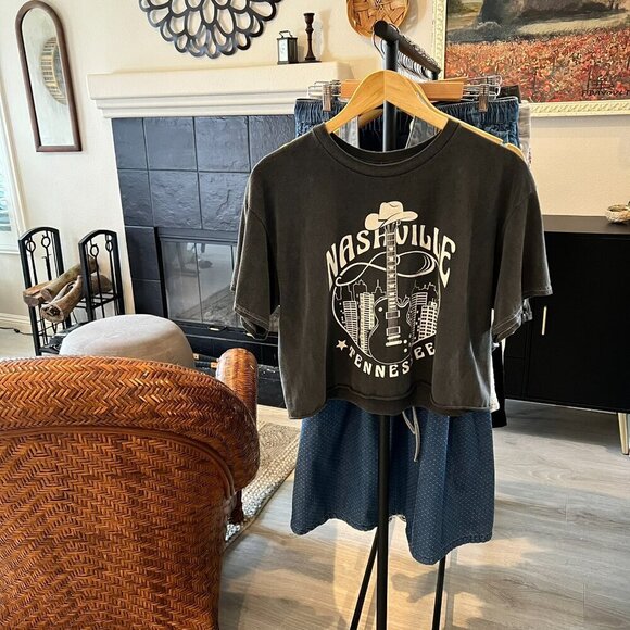 Full Tilt T Shirt Womens SZ Medium Dark Gray Nashville Tennessee Guitar Cropped - Picture 11 of 11